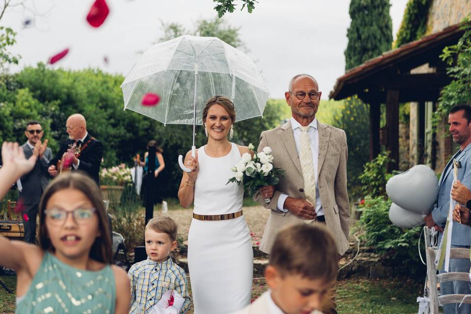 Arriva la sposa con l'ombrello