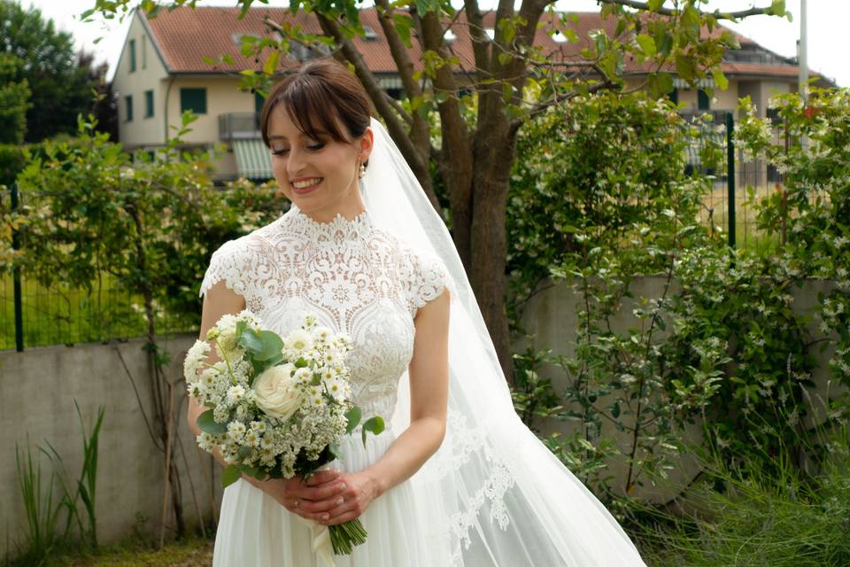 Sveva, in abito da sposa