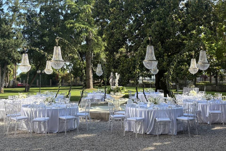 Cena intorno alla fontana fron