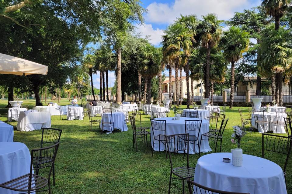 Aperitivo fronte villa