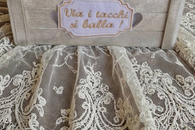 Tag ricamata per angoli unici