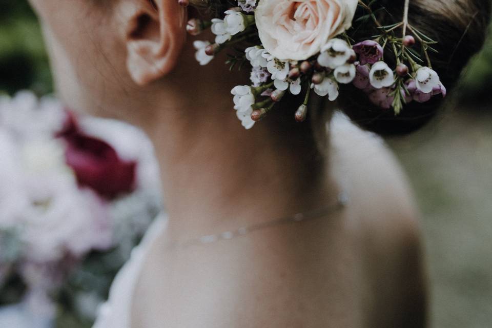 Fiori tra i capelli