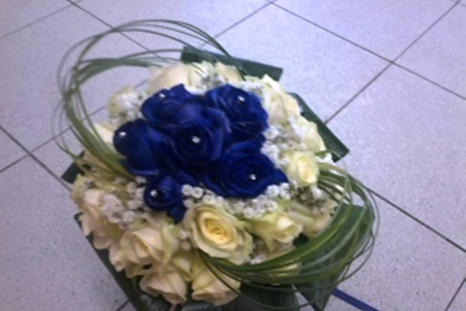 Bouquet con cuore blu