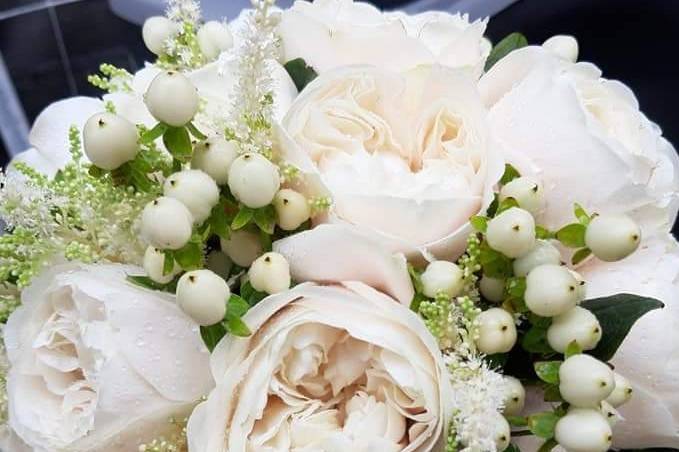 Bouquet con peonie bianche