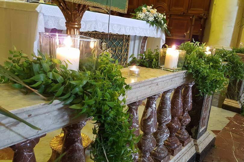 Balaustre con verde e candele