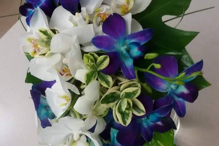 Bouquet a cascata con orchidee
