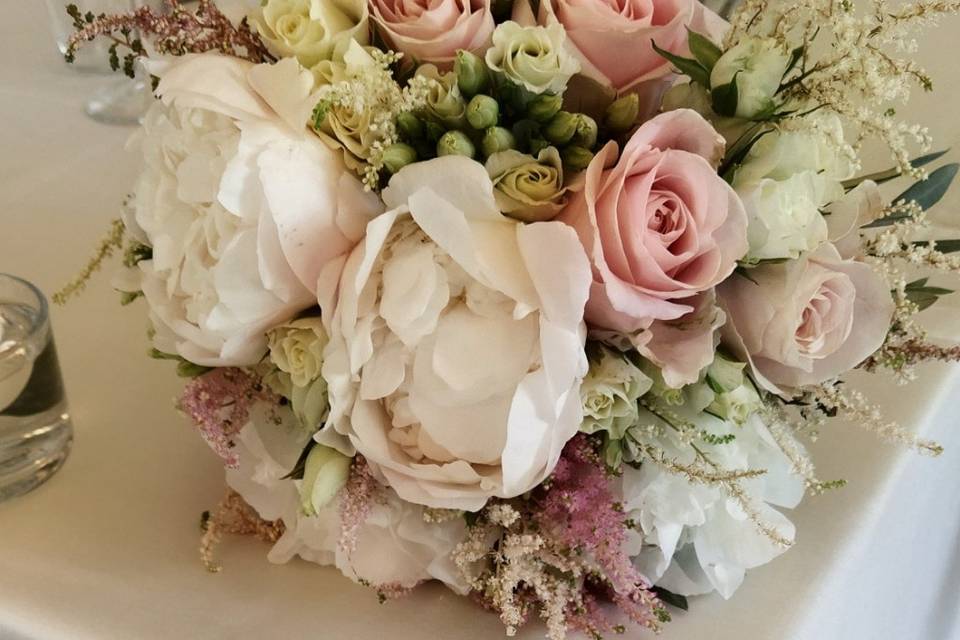 Bouquet sposa peonie e rose