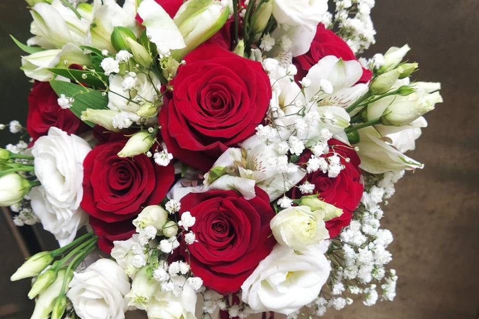 Bouquet bianco con rose rosse