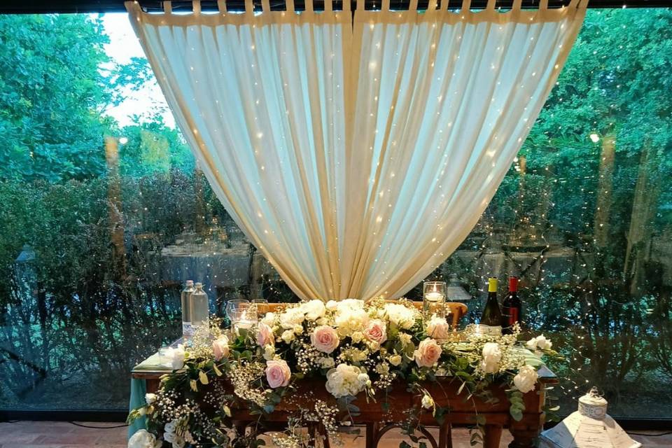 Addobbo romantico tavolo sposi