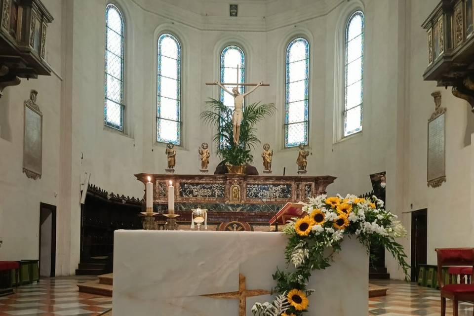 Altare con cascata girasoli
