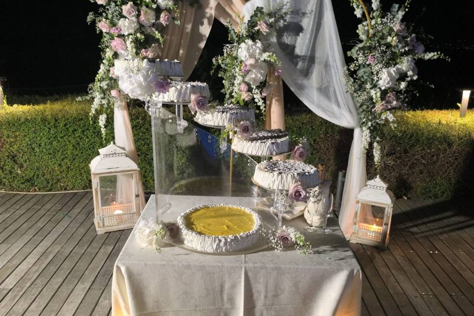 Addobbo con archi e torta