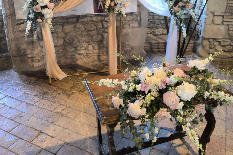 Archi tessuti fiori in bianco