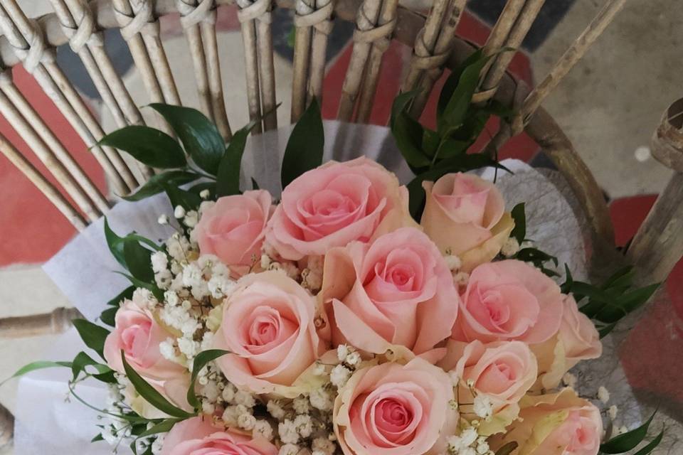 Bouquet romantico con rose ros