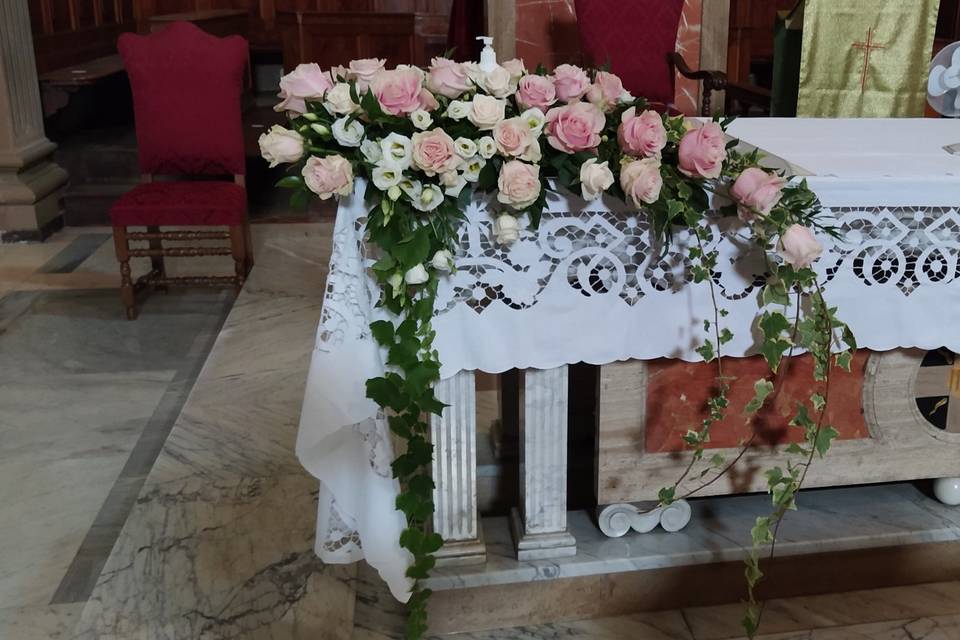 Addobbo altare con rose