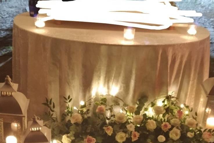 Luci e fiori romantici per tav