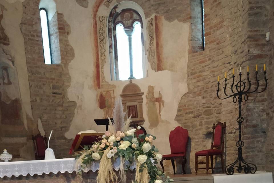 Altare con lanterne e pampas