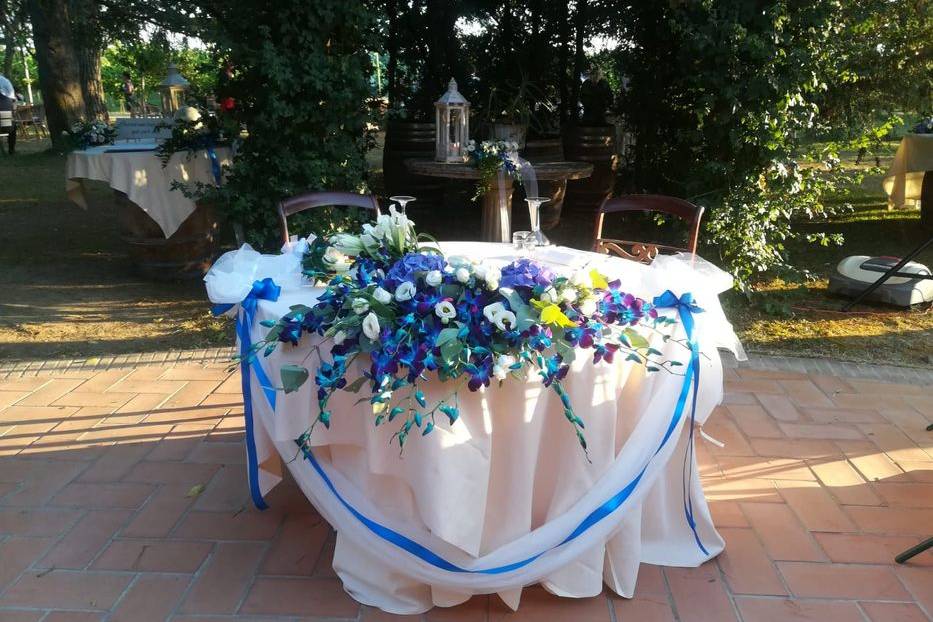 Tavolo sposi con fiori blu