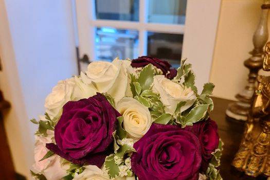 Bouquet con rose bordeaux