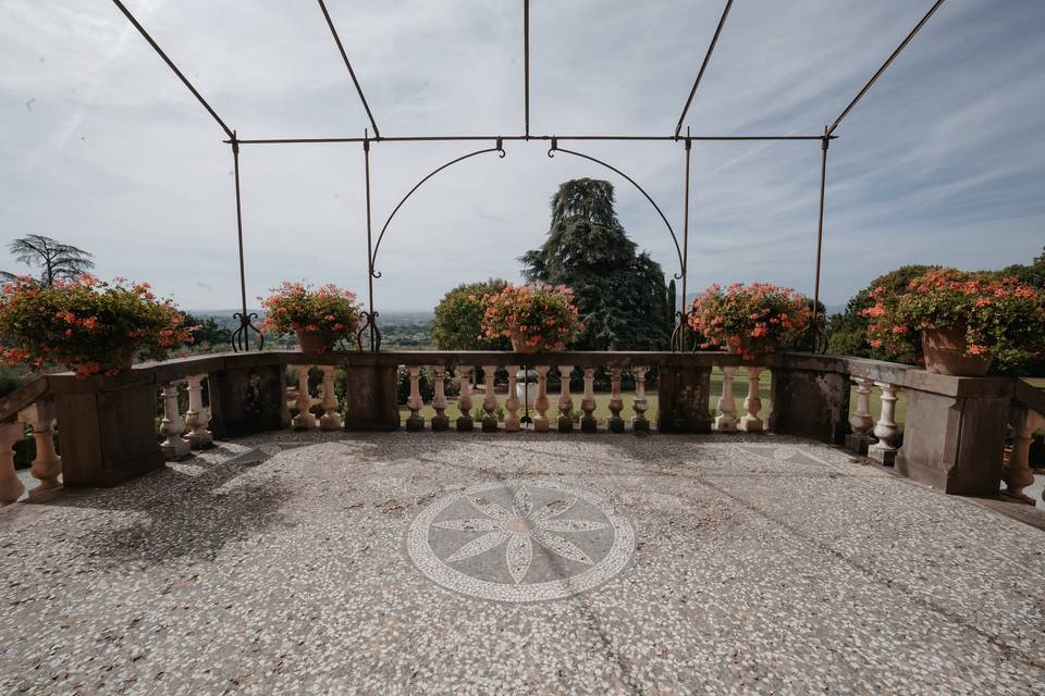 Terrazza facciata villa