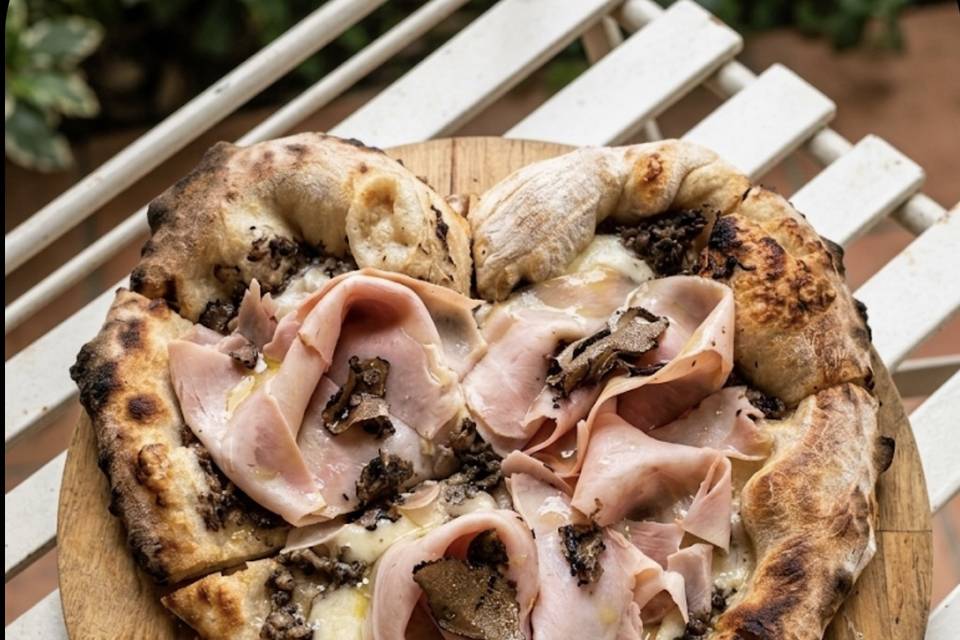 Pizza love with truffle