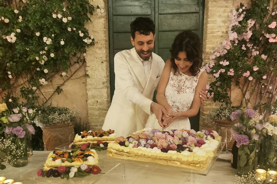 La torta tra candele e fiori