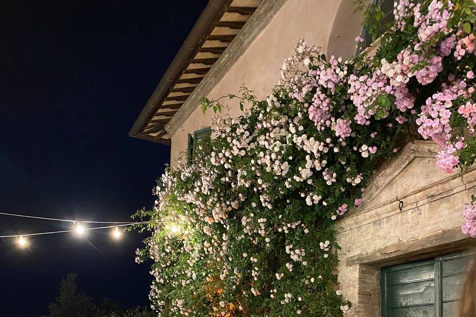 La torta tra candele e fiori