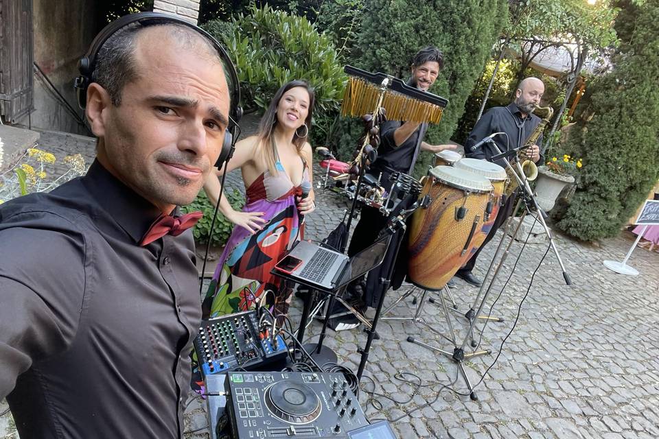 Dj, voce, percussioni e sax
