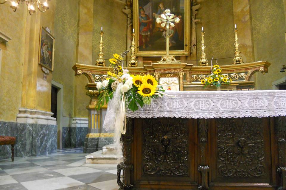 Comp. per altare con girasoli