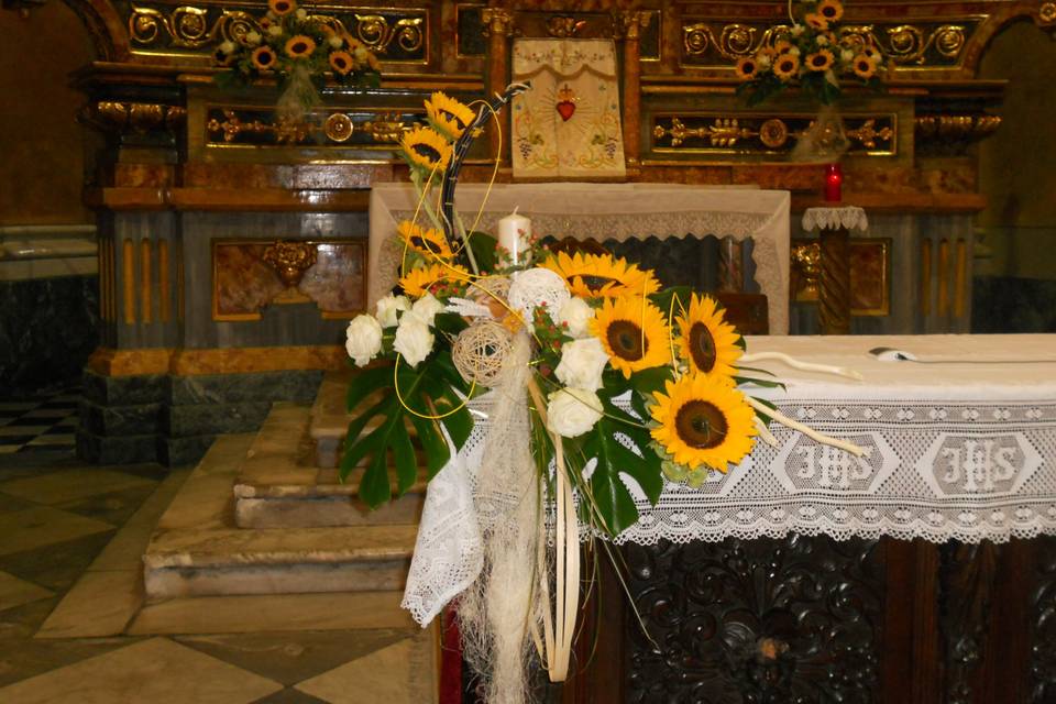 Comp. per altare con girasoli