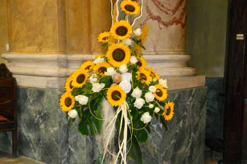 Comp. per altare con girasoli