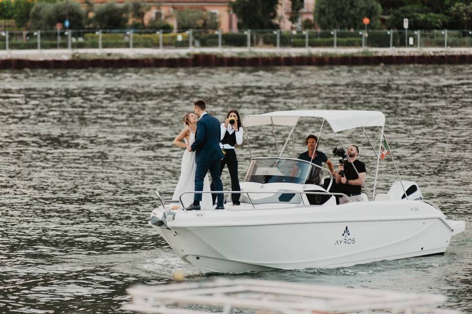 Arrivo sposi in barca