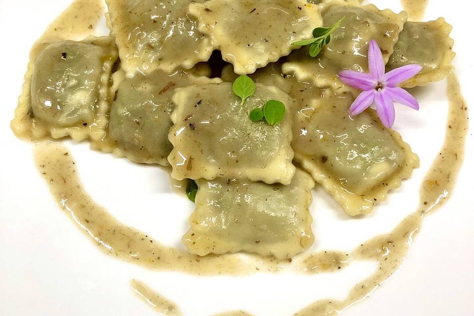 Ravioli ripieni di pesto