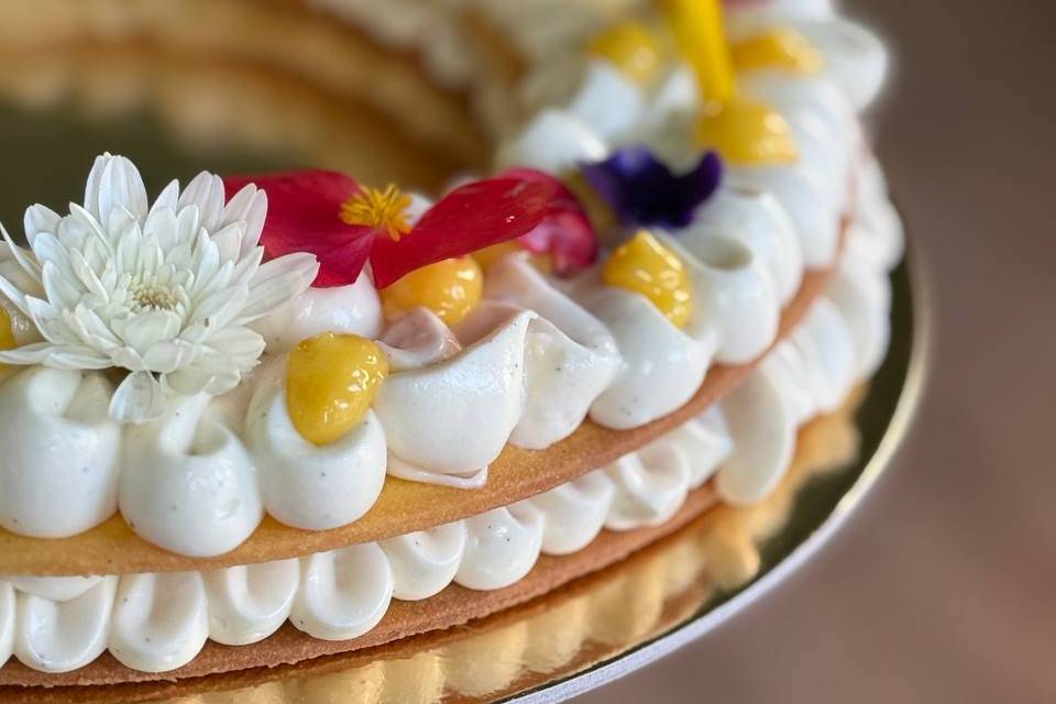 Cream tart con fiori eduli