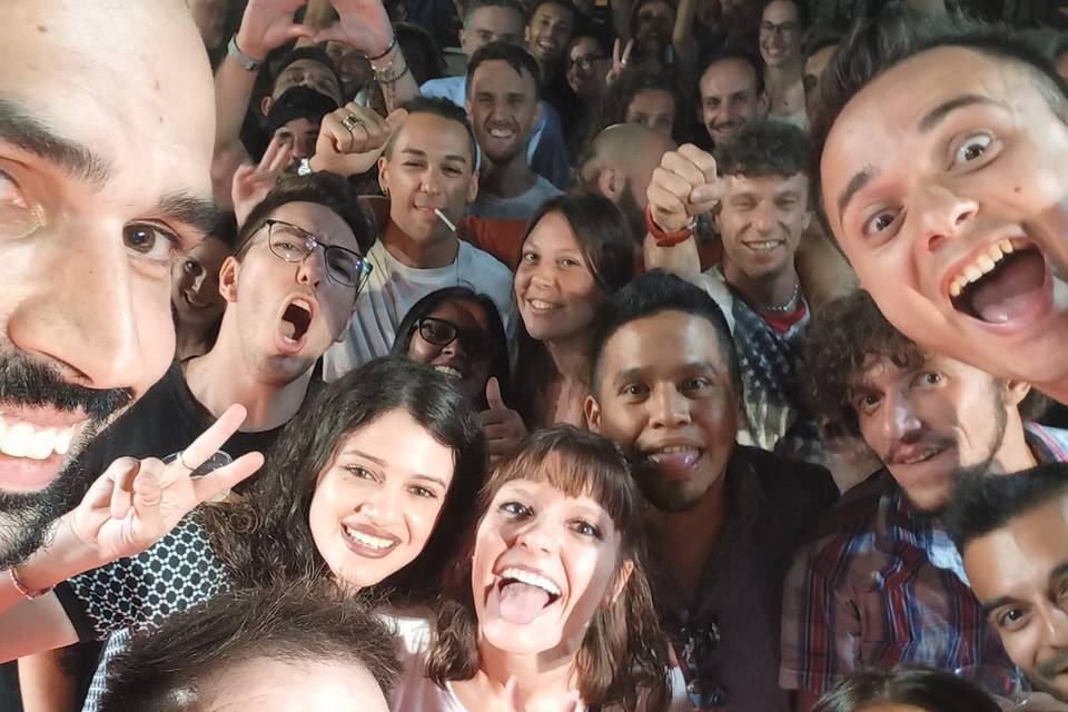 Selfie con la folla di Rosate