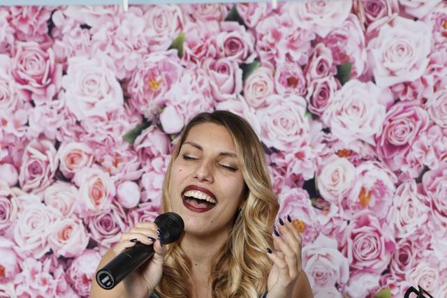 Midelle: Cantante