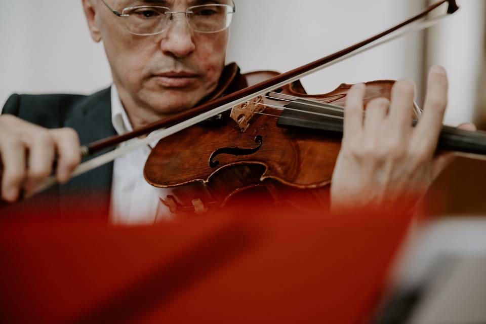 Violinista in chiesa