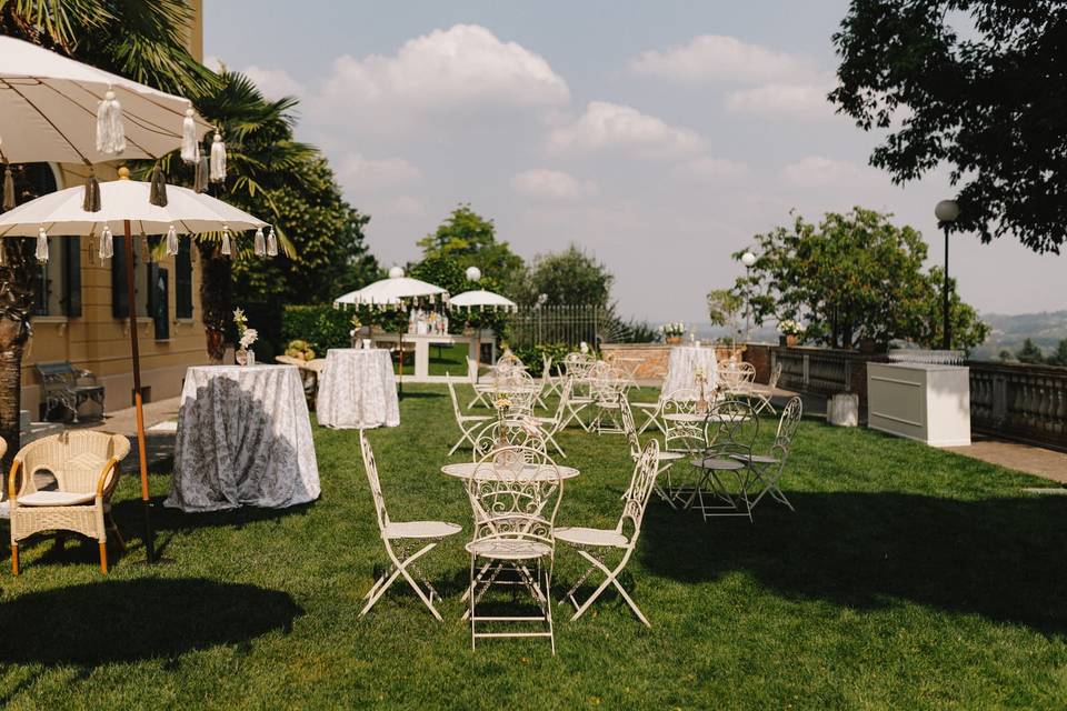 Aperitivo fronte villa