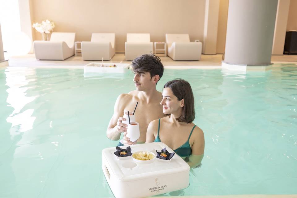 Aperitivo in piscina