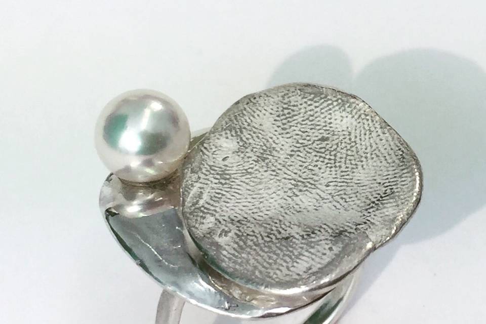 Shell and Akoya pearl ring