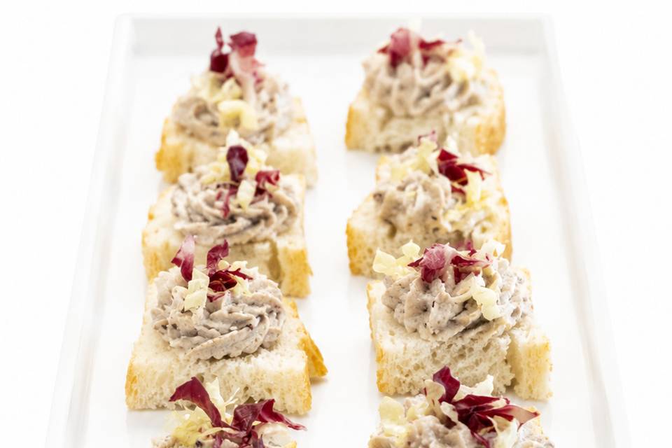 CROSTINI CON MOUSSE TONNO E RA