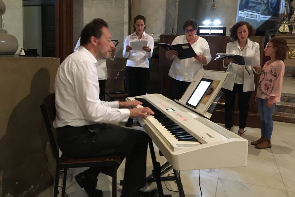 Pianista con Coretto Liturgico