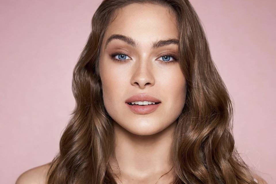 Trucco nude capelli ondulati