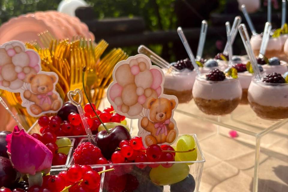 Frutta con dettagli a tema