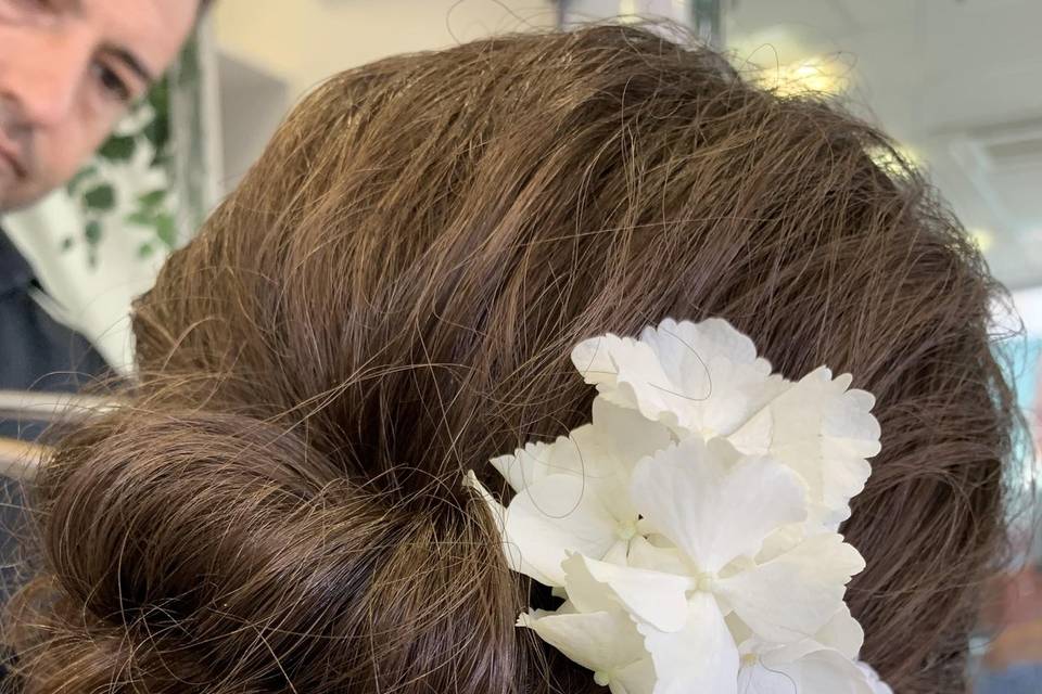 Chignon romantico con fiori