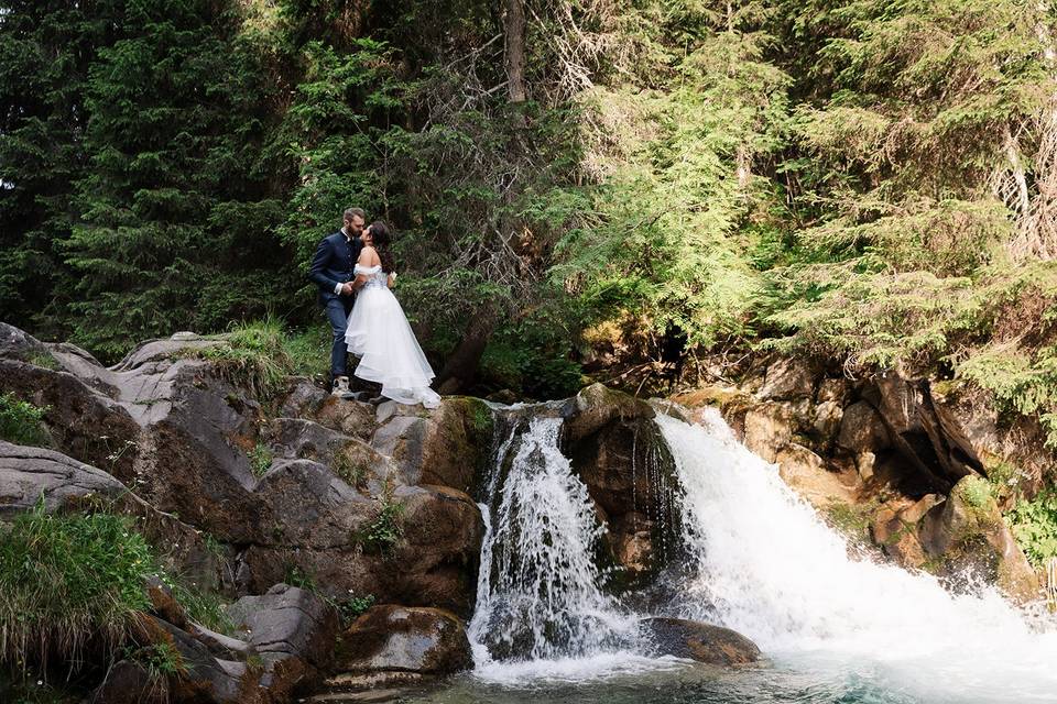 Una coppia sulla cascata
