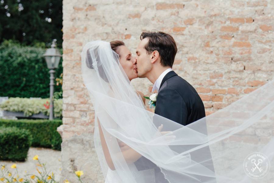 Un bacio davanti al castello