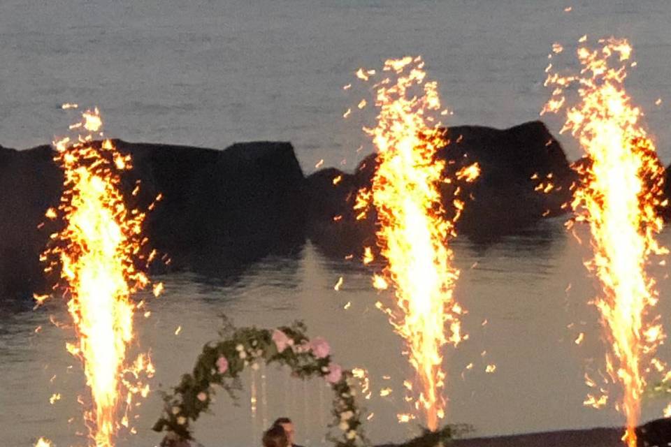 Taglio torta in riva al mare