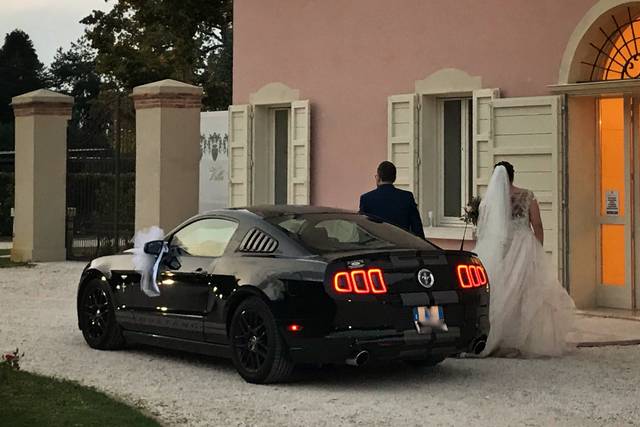 Ford Mustang arrivo in villa