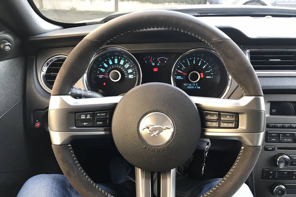 Ford Mustang lato guida