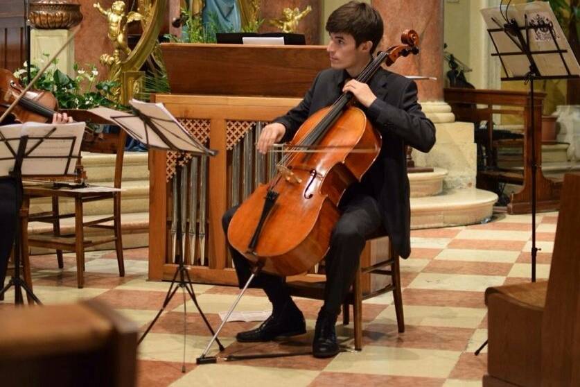 Violoncellista in azione